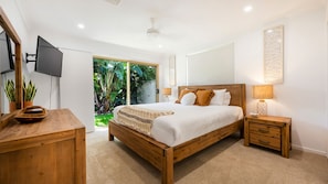 3 bedrooms, iron/ironing board, WiFi (free), bed sheets - Kailani Beach House - Stone Real Estate Yamba (Yamba)
