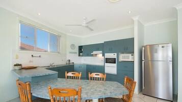 Microondas, horno, placa de cocina y lavavajillas