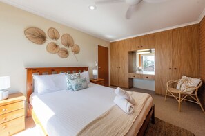 3 bedrooms, iron/ironing board, free WiFi, bed sheets - Elsewhere 3, If you are seeking an easy peasy fun in the sun (Yamba)
