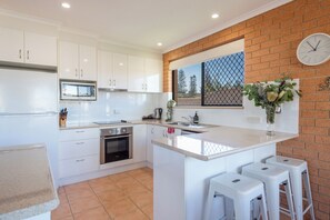 Mikrowelle, Ofen, Herdplatte, Geschirrspüler