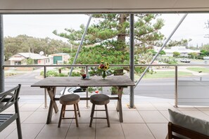 Outdoor dining - Six River, Conveniently located one street from the CBD (Yamba)