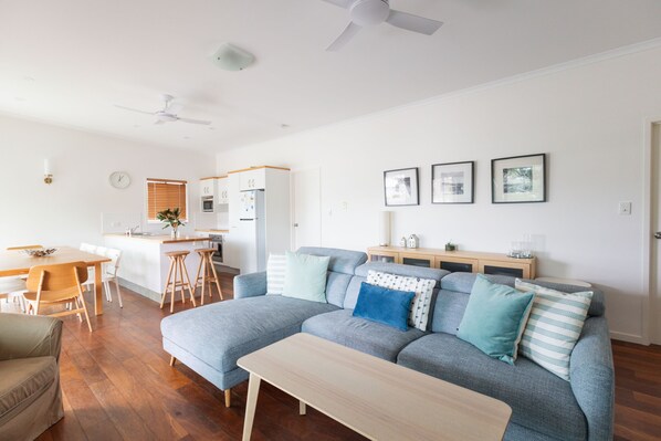 TV - Six River, Conveniently located one street from the CBD (Yamba)