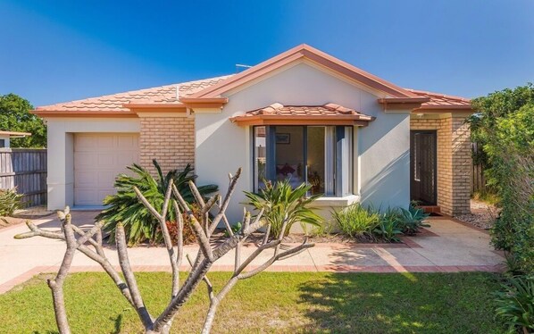 Exterior - 29 Oceania Cottage, Pet friendly with enclosed back yard (Yamba)