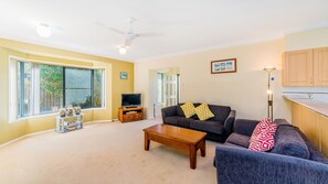Living area - Oceania Cottage- Stone Real Estate Yamba (Yamba)