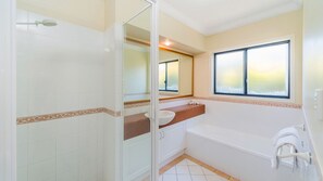 Bathroom - Oceania Cottage- Stone Real Estate Yamba (Yamba)
