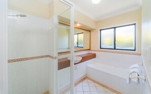 Bathroom - 29 Oceania Cottage, Pet friendly with enclosed back yard (Yamba)