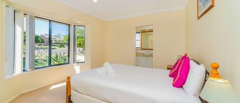 3 bedrooms, iron/ironing board, bed sheets