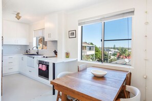 Oven, stovetop, dishwasher - Yamba Towers 1, Right in the heart of Yamba (Yamba)