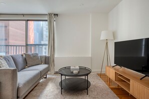 Una televisión, un reproductor estéreo