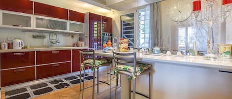 Fridge, stovetop, dishwasher