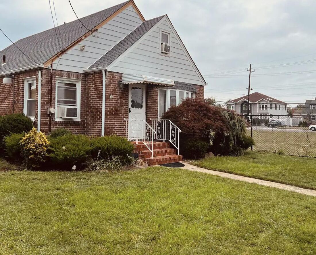 Spacious house 10 minutes from JFK Airport for a large family 