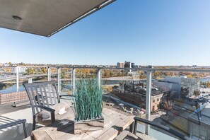 Outdoor dining - Luxury 2-bedroom condo nestled in the vibrant heart of Calgary's East Village. (Calgary)