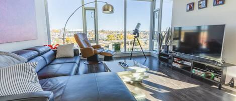 Een smart-tv, een open haard en videogames