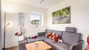 Een televisie en een stereo