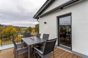 Outdoor dining - Holiday Home 'Catharina' with Lake View, Private Terrace and Wi-Fi (Diemelsee)