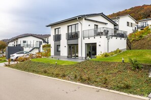 Exterior - Holiday Home 'Catharina' with Lake View, Private Terrace and Wi-Fi (Diemelsee)