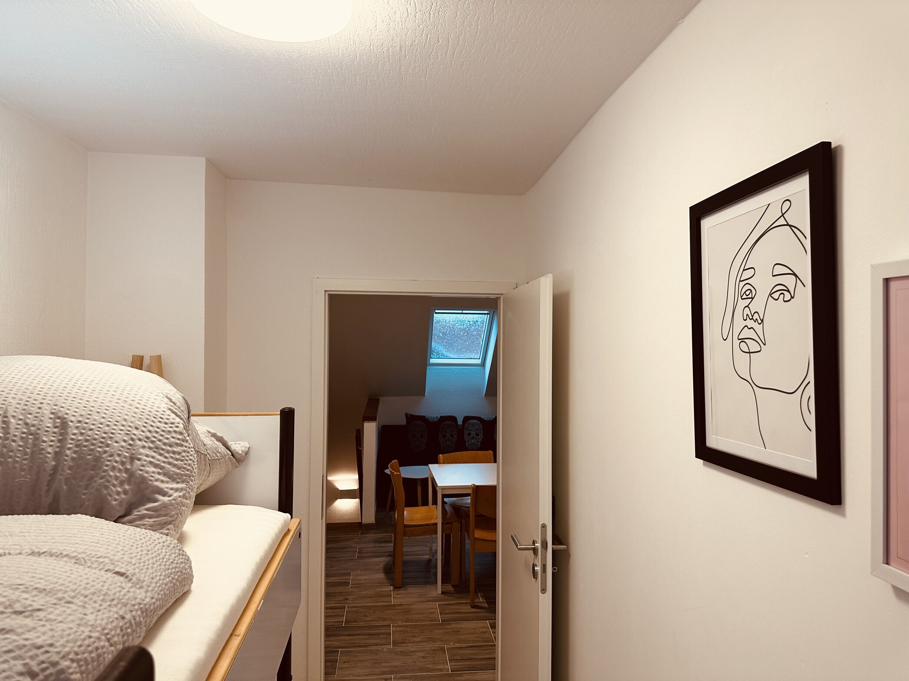 2 室のベッドルーム、WiFi (無料)、ベッドシーツ