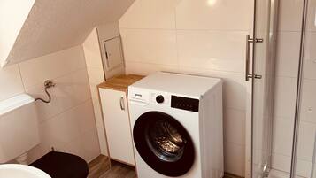 Een douche, een haardroger, handdoeken