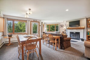 TV, caminetto, tavolo da calcetto, tavolo da ping pong