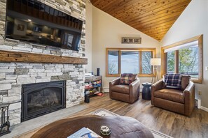 TV, fireplace, table football, ping pong - Renovated 4 bedroom w/sauna, jacuzzi tub, sports center B7 (Killington)