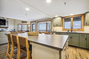 Dining - Renovated 4 bedroom w/sauna, jacuzzi tub, sports center B7 (Killington)