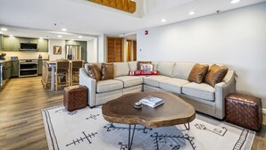 Una sala moderna con un sofá modular, una mesa de centro y una alfombra.