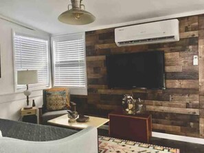 TV, table football - Jack Rabbit Ranch - Hike Secluded Trails (Yucca Valley)