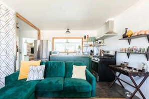 Fridge, microwave, oven, stovetop - Jack Rabbit Ranch - Hike Secluded Trails (Yucca Valley)