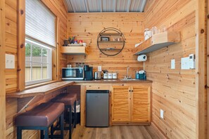 Refrigerador, microondas, cafetera y tetera y tostadora 