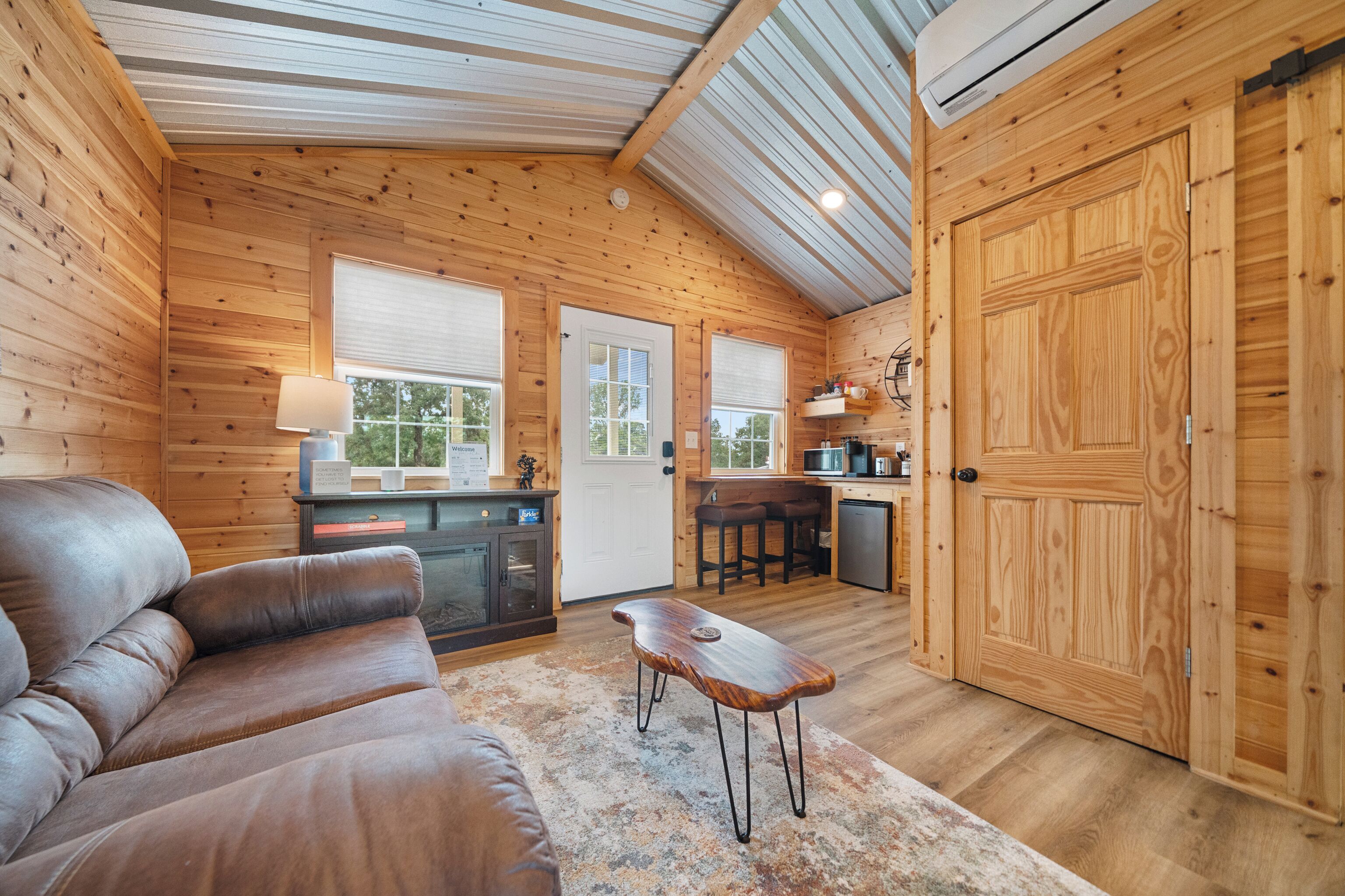 Smart-tv, eldstad och böcker