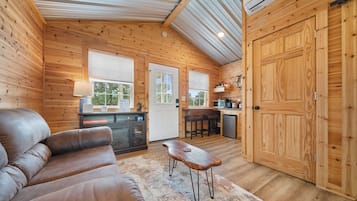 Een smart-tv, een open haard en boeken