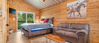 Cabin #1 @ Rock Creek Cabins! King Bed! 15 min. to Bathhouse Row! Pet Friendly!