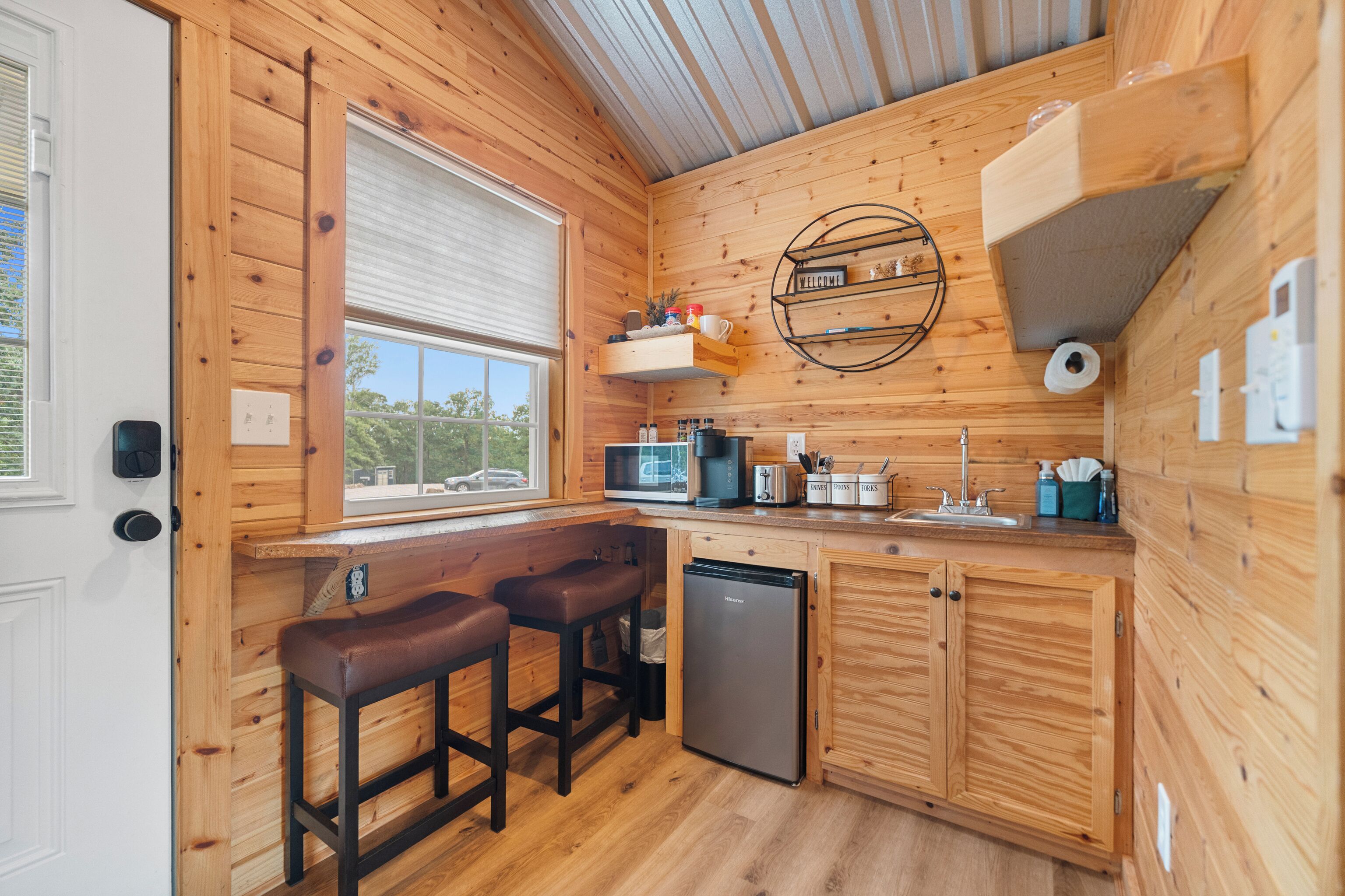 Frigorífico, microondas, cafetera o tetera y tostadora