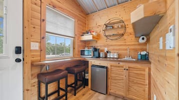 Een koelkast, een magnetron, een koffiezetapparaat/waterkoker