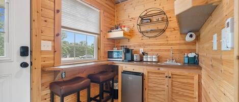 Frigorífico, microondas, cafetera o tetera y tostadora