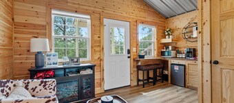 Cabin #1 @ Rock Creek Cabins! King Bed! 15 min. to Bathhouse Row! Pet Friendly!