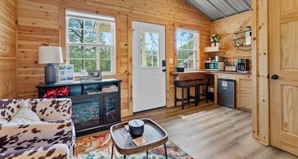 Cabin #1 @ Rock Creek Cabins! King Bed! 15 min. to Bathhouse Row! Pet Friendly!