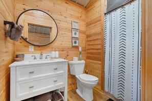 Ducha, secador de pelo, toallas, jabón