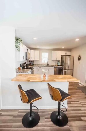 Fridge, microwave, oven, stovetop - Cool, Trendy house in Dodge City! The Painted Cow (Dodge City)