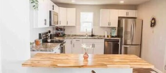 Cool, Trendy house in Dodge City! The Painted Cow