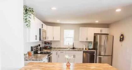 Cool, Trendy house in Dodge City! The Painted Cow