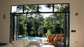 Premium-Villa, eigener Pool, Bergseite | Wohnbereich | 50-Zoll-Smart-TV mit Digitalempfang, Netflix, Streaming-Dienste