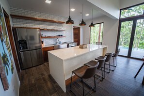 Refrigerador con freezer, microondas, horno, placa de cocina