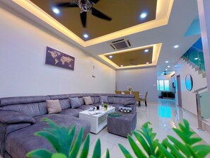 55-英寸智能电视(配备有线频道)、游戏机、玩具