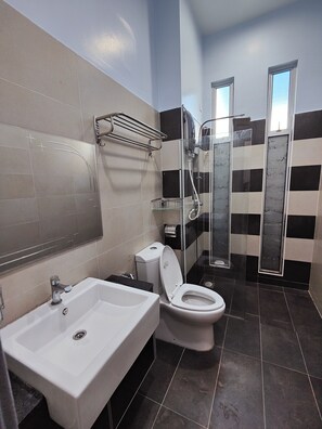 A bathroom with a sink, toilet, and shower. - JPP HOMESTAY (Johor Bahru)