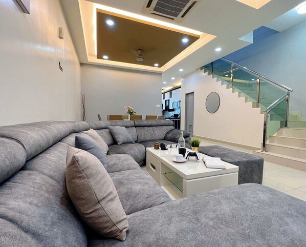 55-英寸智能电视(配备有线频道)、游戏机、玩具