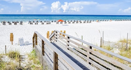 Lovely Baytowne Wharf studio w/ pool, hot tub, tennis, patio, W/D & beach access