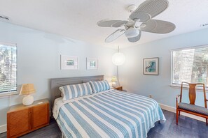 3 bedrooms, Internet, bed sheets - Snowbird friendly retreat w/ generous patio, pool, & tennis - near beaches (Hilton Head)