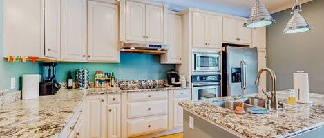 Refrigerador, microondas, horno, placa de cocina