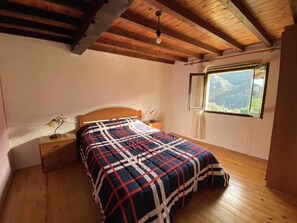 3 chambres, fer et planche à repasser, lit de bébé portatif